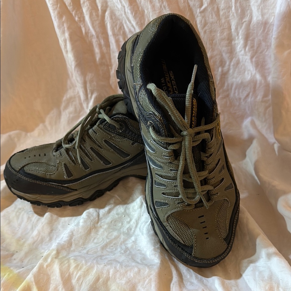 Skechers Men’s Tan Black Athletic Shoes with Durable Design
